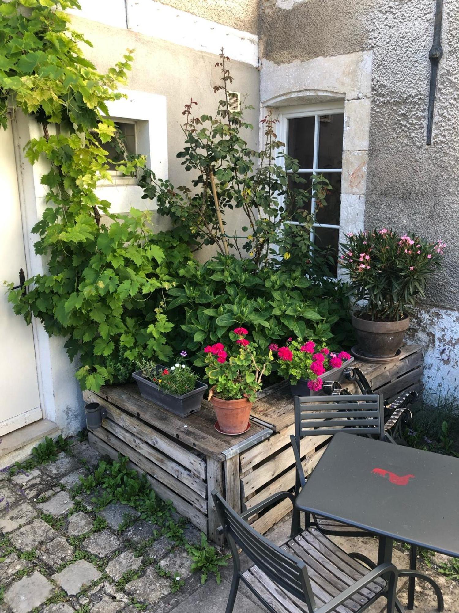 La Basse Cour Hotell Tanlay Exteriör bild